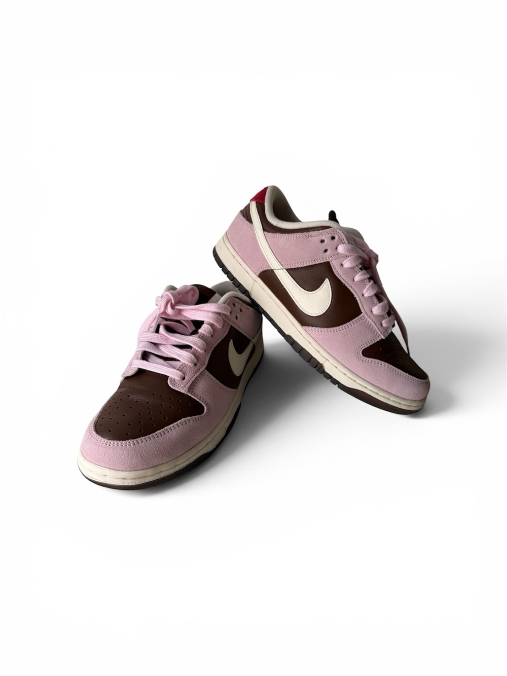 Women's Nike Low-Top Sneakers in Pink and Brown - Stylish Everyday Comfort